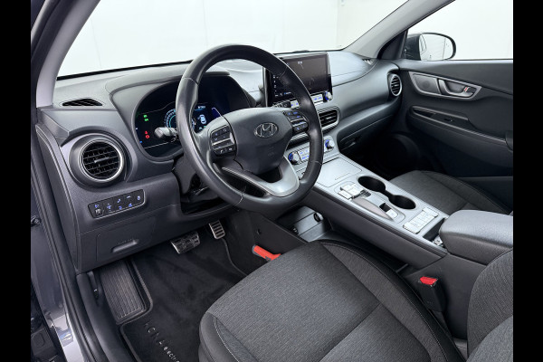Hyundai Kona EV 64kWh SOH 100% Trekhaak Warmtepomp Navi Camera Ecc Adap.Cruise Head-Up Display Apple Carplay/Android Auto Pdc Fashion Keyless Lane Assist Dodehoek Detector FCA Privacy Glas Regensensor Bluetooth 1e Eigenaar Origineel Nederlandse Auto