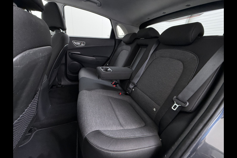 Hyundai Kona EV 64kWh SOH 100% Trekhaak Warmtepomp Navi Camera Ecc Adap.Cruise Head-Up Display Apple Carplay/Android Auto Pdc Fashion Keyless Lane Assist Dodehoek Detector FCA Privacy Glas Regensensor Bluetooth 1e Eigenaar Origineel Nederlandse Auto