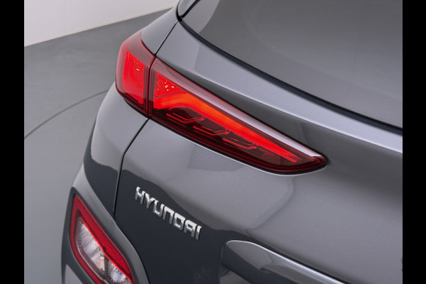 Hyundai Kona EV 64kWh SOH 100% Trekhaak Warmtepomp Navi Camera Ecc Adap.Cruise Head-Up Display Apple Carplay/Android Auto Pdc Fashion Keyless Lane Assist Dodehoek Detector FCA Privacy Glas Regensensor Bluetooth 1e Eigenaar Origineel Nederlandse Auto