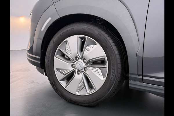 Hyundai Kona EV 64kWh SOH 100% Trekhaak Warmtepomp Navi Camera Ecc Adap.Cruise Head-Up Display Apple Carplay/Android Auto Pdc Fashion Keyless Lane Assist Dodehoek Detector FCA Privacy Glas Regensensor Bluetooth 1e Eigenaar Origineel Nederlandse Auto