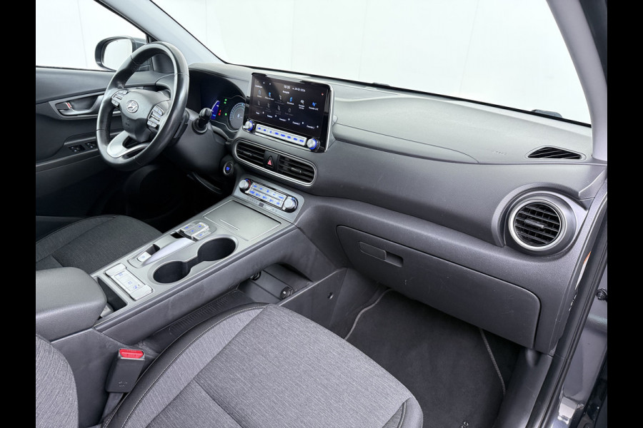 Hyundai Kona EV 64kWh SOH 100% Trekhaak Warmtepomp Navi Camera Ecc Adap.Cruise Head-Up Display Apple Carplay/Android Auto Pdc Fashion Keyless Lane Assist Dodehoek Detector FCA Privacy Glas Regensensor Bluetooth 1e Eigenaar Origineel Nederlandse Auto