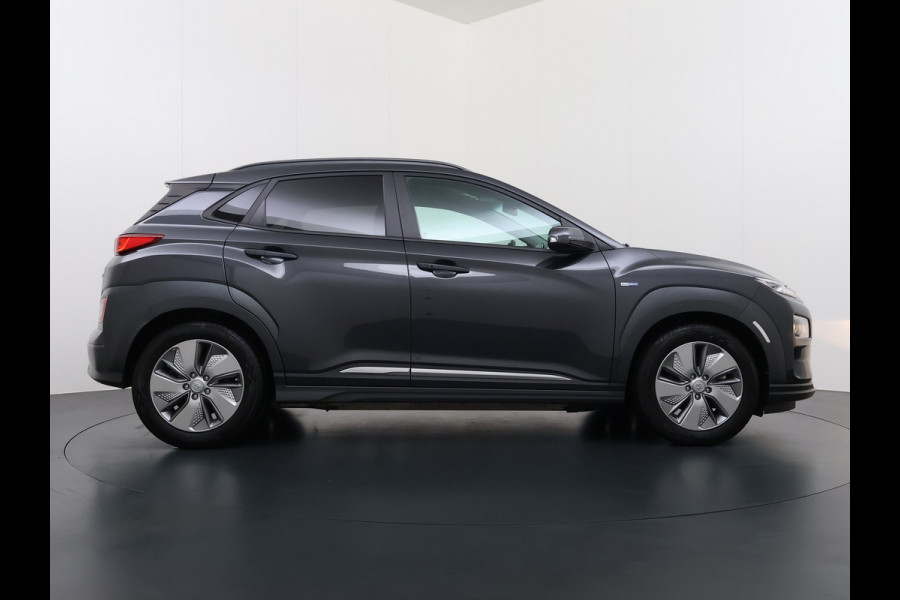 Hyundai Kona EV 64kWh SOH 100% Trekhaak Warmtepomp Navi Camera Ecc Adap.Cruise Head-Up Display Apple Carplay/Android Auto Pdc Fashion Keyless Lane Assist Dodehoek Detector FCA Privacy Glas Regensensor Bluetooth 1e Eigenaar Origineel Nederlandse Auto