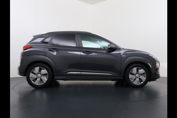 Hyundai Kona EV 64kWh SOH 100% Trekhaak Warmtepomp Navi Camera Ecc Adap.Cruise Head-Up Display Apple Carplay/Android Auto Pdc Fashion Keyless Lane Assist Dodehoek Detector FCA Privacy Glas Regensensor Bluetooth 1e Eigenaar Origineel Nederlandse Auto