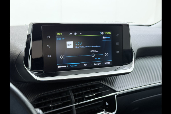 Peugeot e-2008 EV Allure Première 50kWh SOH 89% Navi* 360°Camera Ecc Apple Carplay Android Auto Cruise Control Stoelverwarming Pdc DAB+ Privacy Glas Lmv Led Keyless Complete EV