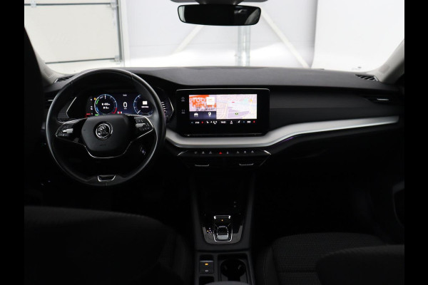 Škoda Octavia 1.4 TSI iV PHEV Business Edition | Stoelverwarming | Trekhaak | Carplay | Keyless | Sfeerverlichting | Navigatie | 18'' | Full LED | Parkeerhulp | Digital Cockpit | Plug In
