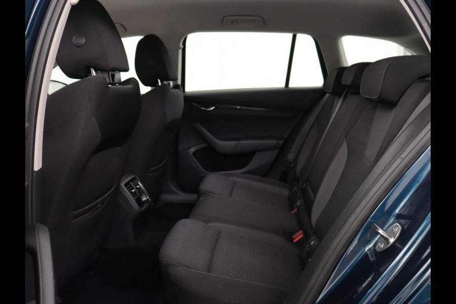 Škoda Octavia 1.4 TSI iV PHEV Business Edition | Stoelverwarming | Trekhaak | Carplay | Keyless | Sfeerverlichting | Navigatie | 18'' | Full LED | Parkeerhulp | Digital Cockpit | Plug In