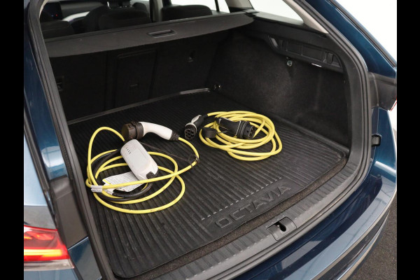 Škoda Octavia 1.4 TSI iV PHEV Business Edition | Stoelverwarming | Trekhaak | Carplay | Keyless | Sfeerverlichting | Navigatie | 18'' | Full LED | Parkeerhulp | Digital Cockpit | Plug In