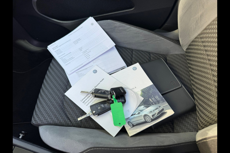 Volkswagen Golf 1.5 TSI Highline R-Line * Panorama * Bearlock * NL Auto * Virtual Cockpit * 19 inch velgen *