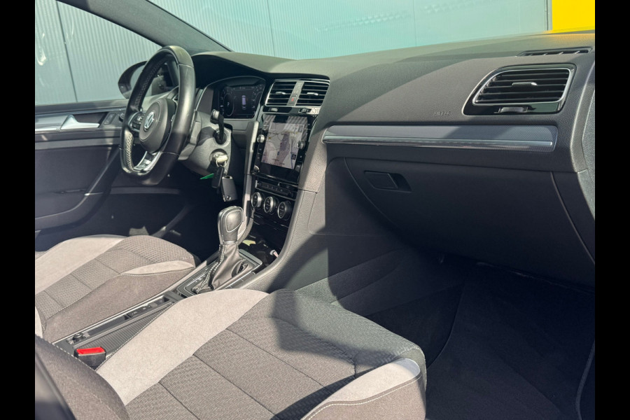 Volkswagen Golf 1.5 TSI Highline R-Line * Panorama * Bearlock * NL Auto * Virtual Cockpit * 19 inch velgen *