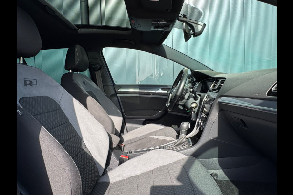 Volkswagen Golf 1.5 TSI Highline R-Line * Panorama * Bearlock * NL Auto * Virtual Cockpit * 19 inch velgen *