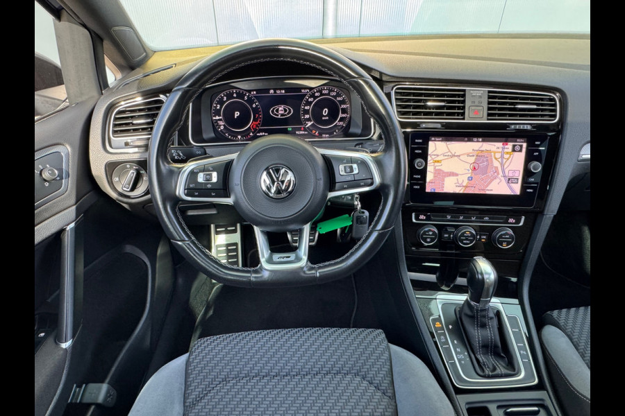 Volkswagen Golf 1.5 TSI Highline R-Line * Panorama * Bearlock * NL Auto * Virtual Cockpit * 19 inch velgen *