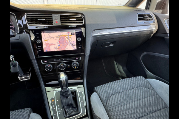 Volkswagen Golf 1.5 TSI Highline R-Line * Panorama * Bearlock * NL Auto * Virtual Cockpit * 19 inch velgen *