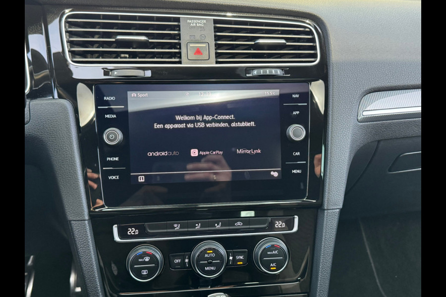 Volkswagen Golf 1.5 TSI Highline R-Line * Panorama * Bearlock * NL Auto * Virtual Cockpit * 19 inch velgen *