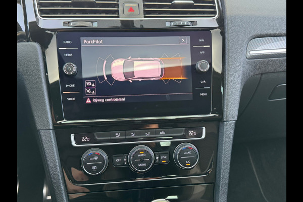Volkswagen Golf 1.5 TSI Highline R-Line * Panorama * Bearlock * NL Auto * Virtual Cockpit * 19 inch velgen *