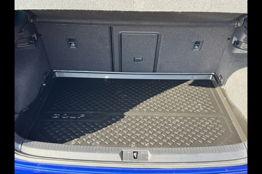 Volkswagen Golf 1.5 TSI Highline R-Line * Panorama * Bearlock * NL Auto * Virtual Cockpit * 19 inch velgen *