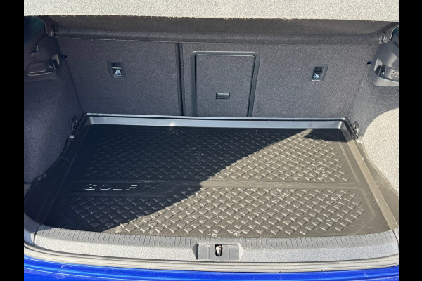 Volkswagen Golf 1.5 TSI Highline R-Line * Panorama * Bearlock * NL Auto * Virtual Cockpit * 19 inch velgen *