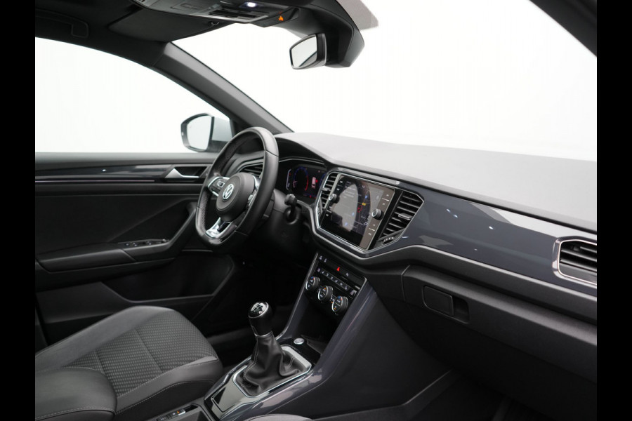 Volkswagen T-Roc 1.5 TSI R-Line 150pk Dealer O.H. | Trekhaak Afn. | Panodak | Adaptive Cruise | Camera | Sportstoelen Verwarmd | Keyless | Apple Carplay | Blis | LED Koplampen | Navigatie | DAB |