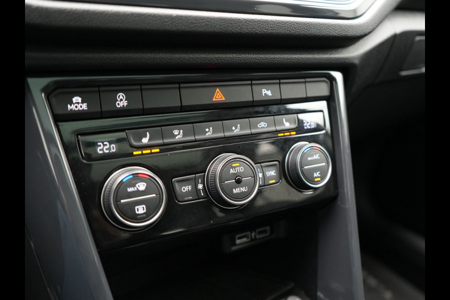 Volkswagen T-Roc 1.5 TSI R-Line 150pk Dealer O.H. | Trekhaak Afn. | Panodak | Adaptive Cruise | Camera | Sportstoelen Verwarmd | Keyless | Apple Carplay | Blis | LED Koplampen | Navigatie | DAB |