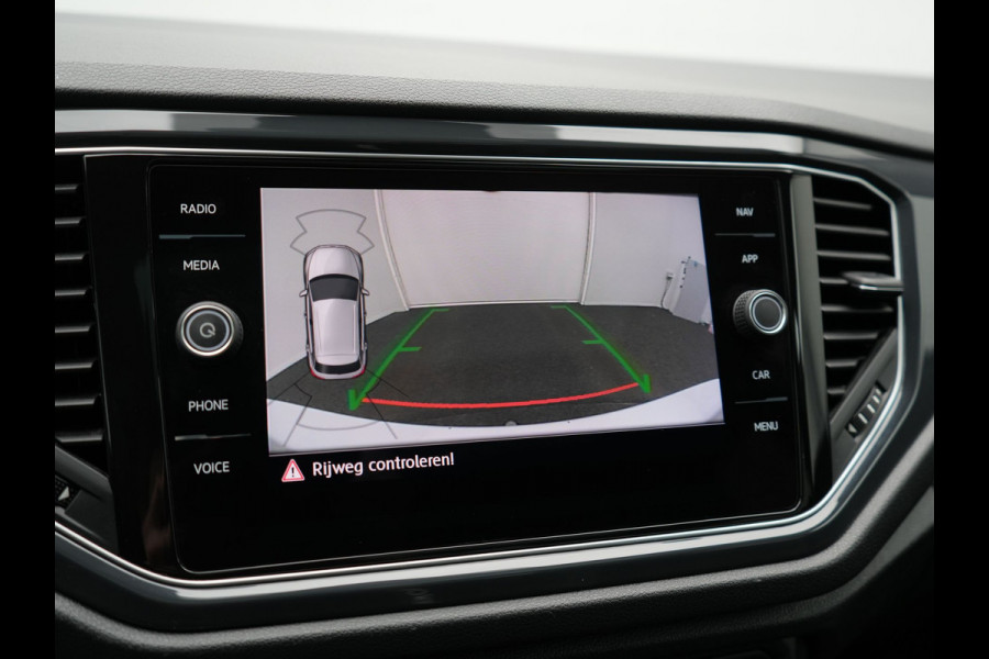 Volkswagen T-Roc 1.5 TSI R-Line 150pk Dealer O.H. | Trekhaak Afn. | Panodak | Adaptive Cruise | Camera | Sportstoelen Verwarmd | Keyless | Apple Carplay | Blis | LED Koplampen | Navigatie | DAB |