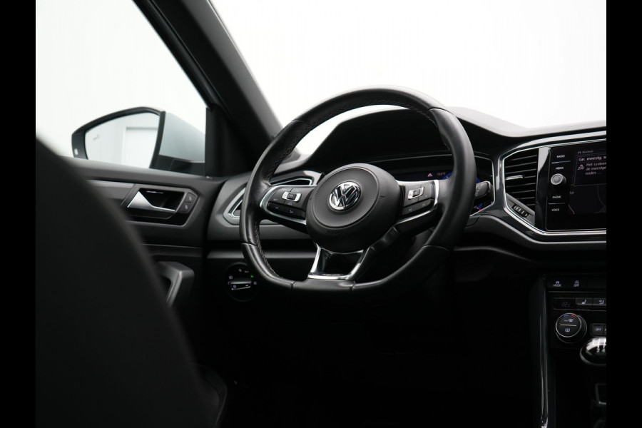 Volkswagen T-Roc 1.5 TSI R-Line 150pk Dealer O.H. | Trekhaak Afn. | Panodak | Adaptive Cruise | Camera | Sportstoelen Verwarmd | Keyless | Apple Carplay | Blis | LED Koplampen | Navigatie | DAB |
