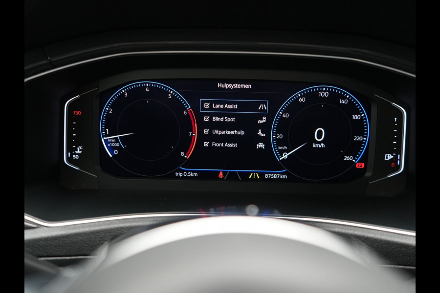 Volkswagen T-Roc 1.5 TSI R-Line 150pk Dealer O.H. | Trekhaak Afn. | Panodak | Adaptive Cruise | Camera | Sportstoelen Verwarmd | Keyless | Apple Carplay | Blis | LED Koplampen | Navigatie | DAB |