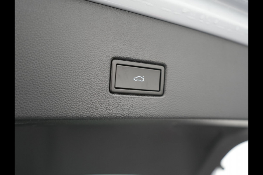 Volkswagen T-Roc 1.5 TSI R-Line 150pk Dealer O.H. | Trekhaak Afn. | Panodak | Adaptive Cruise | Camera | Sportstoelen Verwarmd | Keyless | Apple Carplay | Blis | LED Koplampen | Navigatie | DAB |