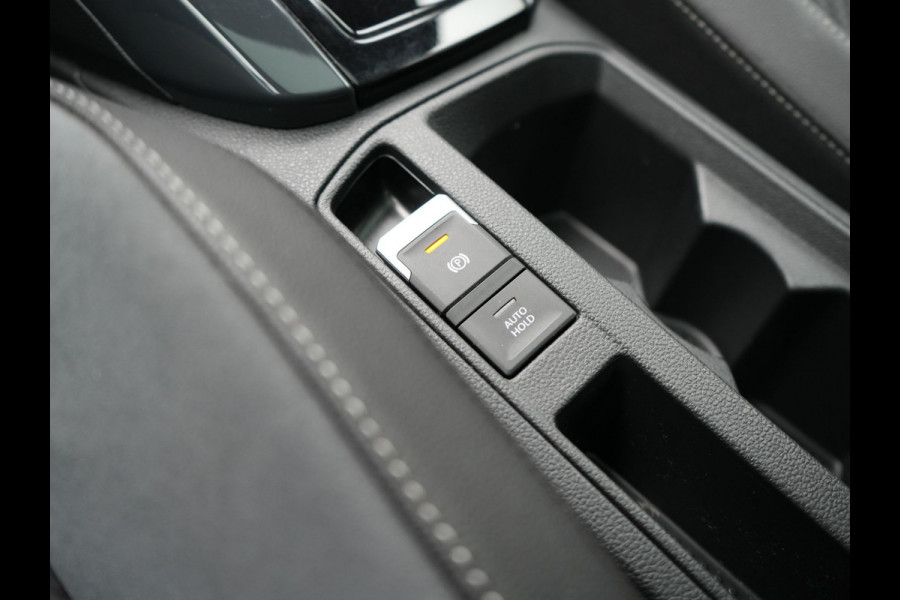 Volkswagen T-Roc 1.5 TSI R-Line 150pk Dealer O.H. | Trekhaak Afn. | Panodak | Adaptive Cruise | Camera | Sportstoelen Verwarmd | Keyless | Apple Carplay | Blis | LED Koplampen | Navigatie | DAB |