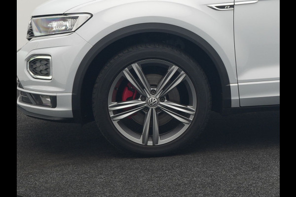Volkswagen T-Roc 1.5 TSI R-Line 150pk Dealer O.H. | Trekhaak Afn. | Panodak | Adaptive Cruise | Camera | Sportstoelen Verwarmd | Keyless | Apple Carplay | Blis | LED Koplampen | Navigatie | DAB |