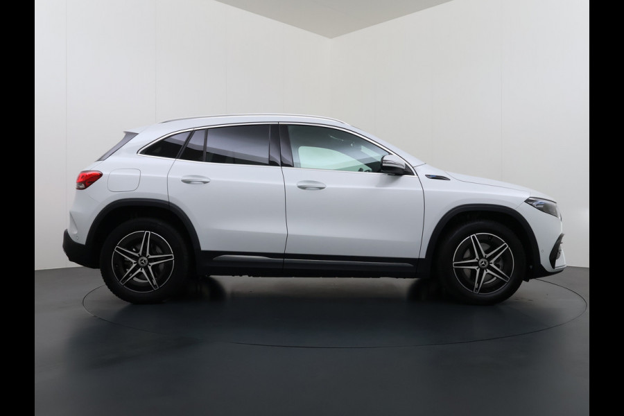 Mercedes-Benz EQA 250 AMG Line SOH 98% Navi Camera Ecc Pdc Stoelverwarming Cruise Control DAB Bluetooth Elek.Achterklep Led Lmv 18" Privacy Glas Ambience-verlichting Licht en zichtpakket 1e Eigenaar Volledig Dealeronderhouden Origineel Nederlandse Auto € 61.000 nieuw