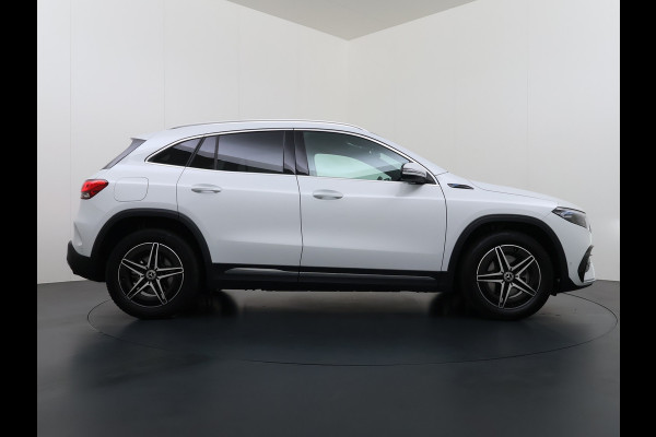 Mercedes-Benz EQA 250 AMG Line SOH 98% Navi Camera Ecc Pdc Stoelverwarming Cruise Control DAB Bluetooth Elek.Achterklep Led Lmv 18" Privacy Glas Ambience-verlichting Licht en zichtpakket 1e Eigenaar Volledig Dealeronderhouden Origineel Nederlandse Auto € 61.000 nieuw