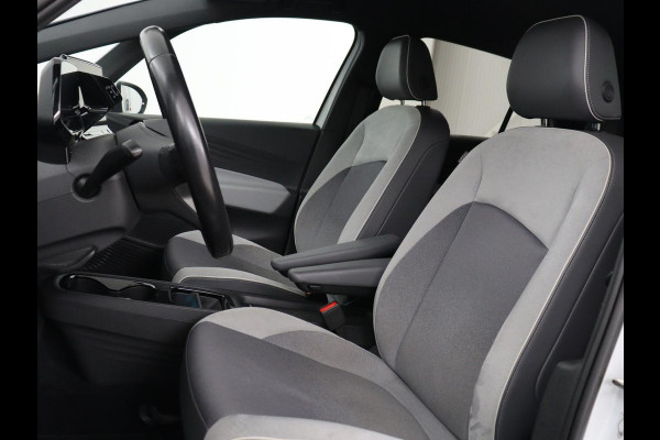 Volkswagen ID.3 First Plus 58 kWh | Trekhaak | Stoel & stuurverwarming | Camera | Adaptive cruise | Sfeerverlichting | Carplay | Navigatie | Keyless | Matrix LED