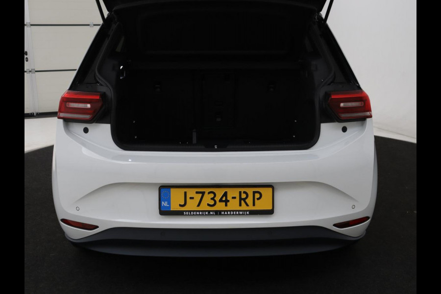 Volkswagen ID.3 First Plus 58 kWh | Trekhaak | Stoel & stuurverwarming | Camera | Adaptive cruise | Sfeerverlichting | Carplay | Navigatie | Keyless | Matrix LED