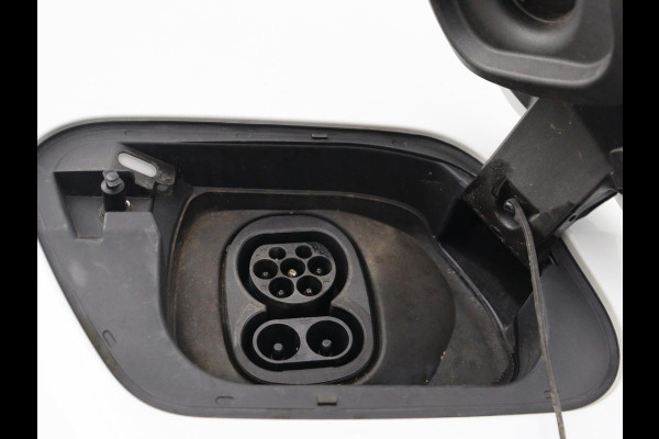 Volkswagen ID.3 First Plus 58 kWh | Trekhaak | Stoel & stuurverwarming | Camera | Adaptive cruise | Sfeerverlichting | Carplay | Navigatie | Keyless | Matrix LED