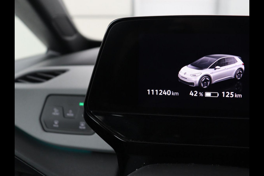 Volkswagen ID.3 First Plus 58 kWh | Trekhaak | Stoel & stuurverwarming | Camera | Adaptive cruise | Sfeerverlichting | Carplay | Navigatie | Keyless | Matrix LED