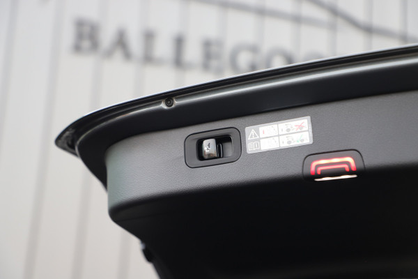 Mercedes-Benz C-Klasse Estate 300e AMG | 313PK | Head-up | Keyless-go | Sfeerverlichting | Memory | Pano | Leder | Standkachel | Trekhaak | 2022.