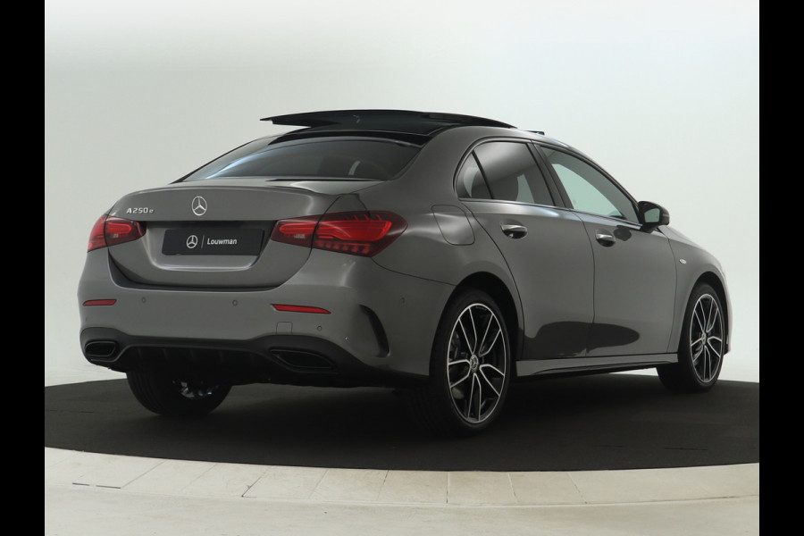 Mercedes-Benz A-Klasse 250 e Business Solution AMG | AMG Line Plus pakket | Trekhaak | Nightpakket  | 360°-camera | Dodehoekassistent | Antidiefstalpakket  | Inclusief 24 maanden Mercedes-Benz Certified garantie voor Europa.