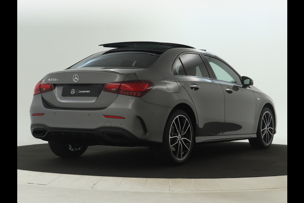 Mercedes-Benz A-Klasse 250 e Business Solution AMG | AMG Line Plus pakket | Trekhaak | Nightpakket  | 360°-camera | Dodehoekassistent | Antidiefstalpakket  | Inclusief 24 maanden Mercedes-Benz Certified garantie voor Europa.