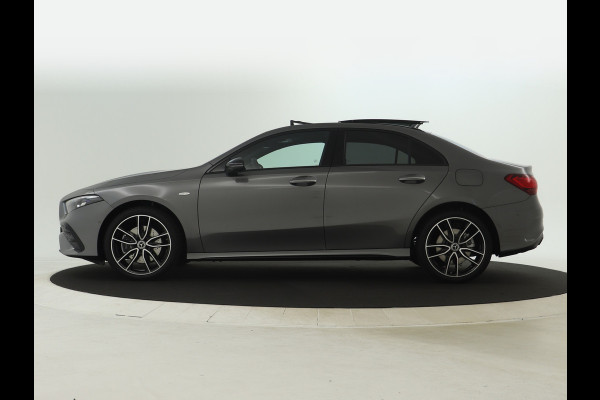 Mercedes-Benz A-Klasse 250 e Business Solution AMG | AMG Line Plus pakket | Trekhaak | Nightpakket  | 360°-camera | Dodehoekassistent | Antidiefstalpakket  | Inclusief 24 maanden Mercedes-Benz Certified garantie voor Europa.