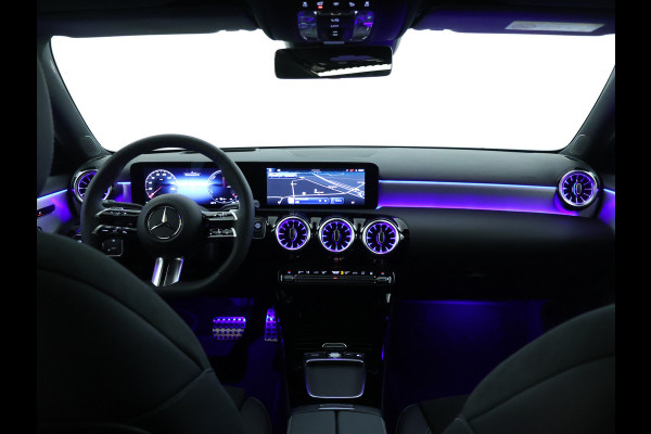 Mercedes-Benz A-Klasse 250 e Business Solution AMG | AMG Line Plus pakket | Trekhaak | Nightpakket  | 360°-camera | Dodehoekassistent | Antidiefstalpakket  | Inclusief 24 maanden Mercedes-Benz Certified garantie voor Europa.