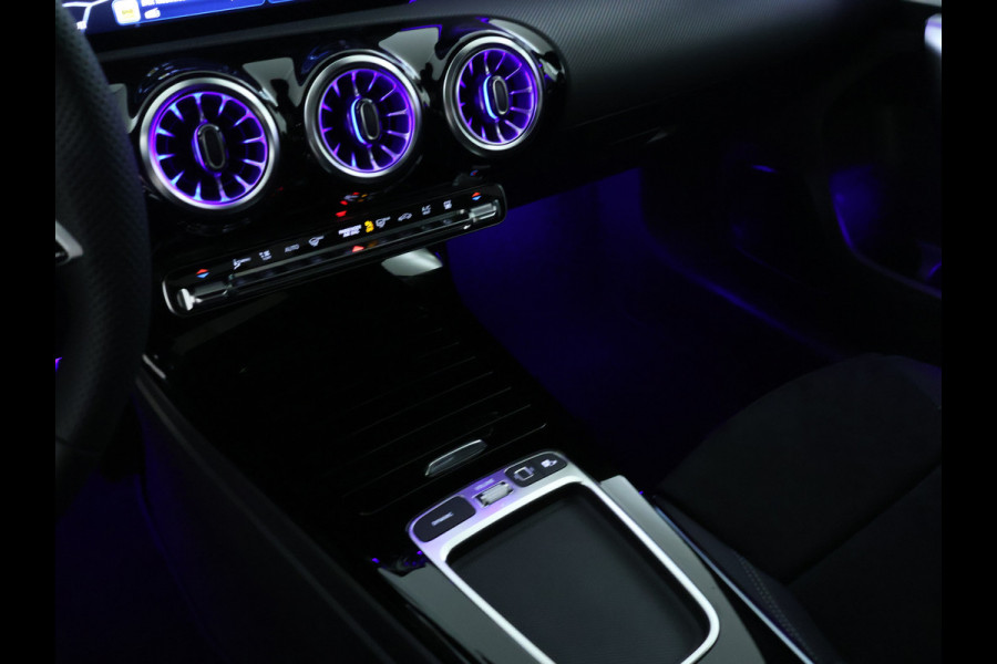 Mercedes-Benz A-Klasse 250 e Business Solution AMG | AMG Line Plus pakket | Trekhaak | Nightpakket  | 360°-camera | Dodehoekassistent | Antidiefstalpakket  | Inclusief 24 maanden Mercedes-Benz Certified garantie voor Europa.