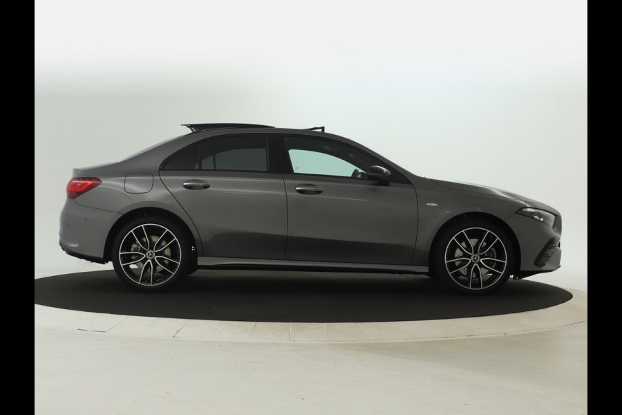 Mercedes-Benz A-Klasse 250 e Business Solution AMG | AMG Line Plus pakket | Trekhaak | Nightpakket  | 360°-camera | Dodehoekassistent | Antidiefstalpakket  | Inclusief 24 maanden Mercedes-Benz Certified garantie voor Europa.