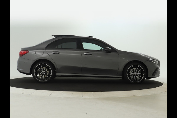 Mercedes-Benz A-Klasse 250 e Business Solution AMG | AMG Line Plus pakket | Trekhaak | Nightpakket  | 360°-camera | Dodehoekassistent | Antidiefstalpakket  | Inclusief 24 maanden Mercedes-Benz Certified garantie voor Europa.