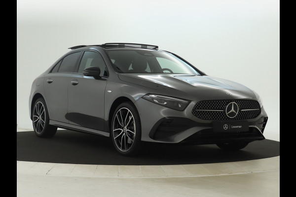 Mercedes-Benz A-Klasse 250 e Business Solution AMG | AMG Line Plus pakket | Trekhaak | Nightpakket  | 360°-camera | Dodehoekassistent | Antidiefstalpakket  | Inclusief 24 maanden Mercedes-Benz Certified garantie voor Europa.
