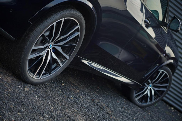 BMW X5 xDrive30d High Executive / Luchtvering / HUD / 22 '' / M-Sport / Skylounge / Adaptive
