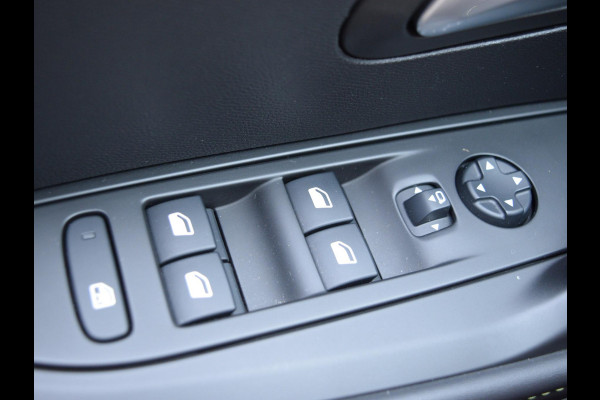 Peugeot e-208 EV GT Pack 50 kWh SOH 95% | PANORAMADAK | CAMERA MET SENSOREN | E.C.C. | STOELVERWARMING |
