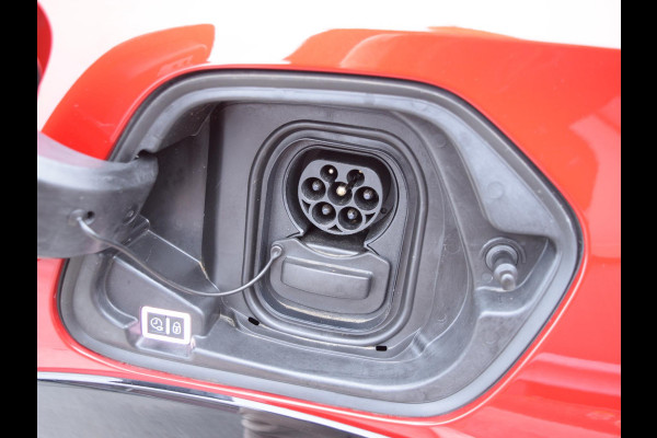 Peugeot e-208 EV GT Pack 50 kWh SOH 95% | PANORAMADAK | CAMERA MET SENSOREN | E.C.C. | STOELVERWARMING |