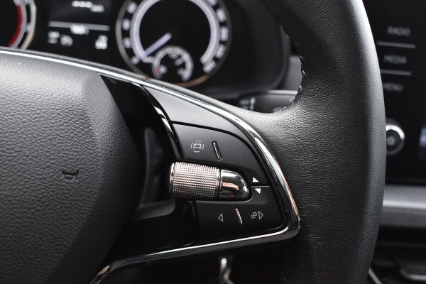Škoda SCALA 1.0 TSI Ambition Automaat Carplay Navigatie Front/lane assist Stoelverwarming Parkeer sensoren