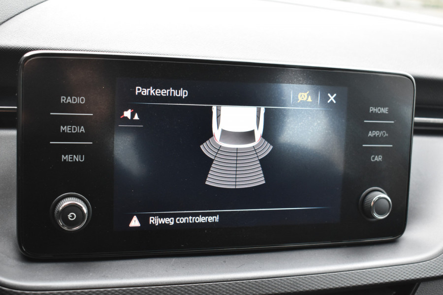 Škoda SCALA 1.0 TSI Ambition Automaat Carplay Navigatie Front/lane assist Stoelverwarming Parkeer sensoren