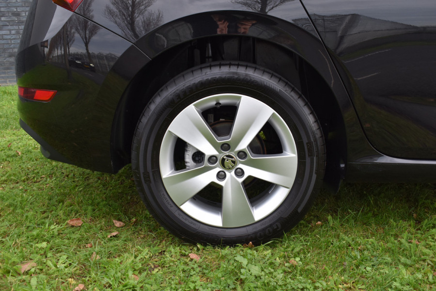 Škoda SCALA 1.0 TSI Ambition Automaat Carplay Navigatie Front/lane assist Stoelverwarming Parkeer sensoren