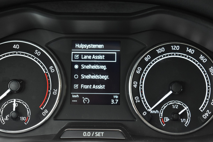 Škoda SCALA 1.0 TSI Ambition Automaat Carplay Navigatie Front/lane assist Stoelverwarming Parkeer sensoren